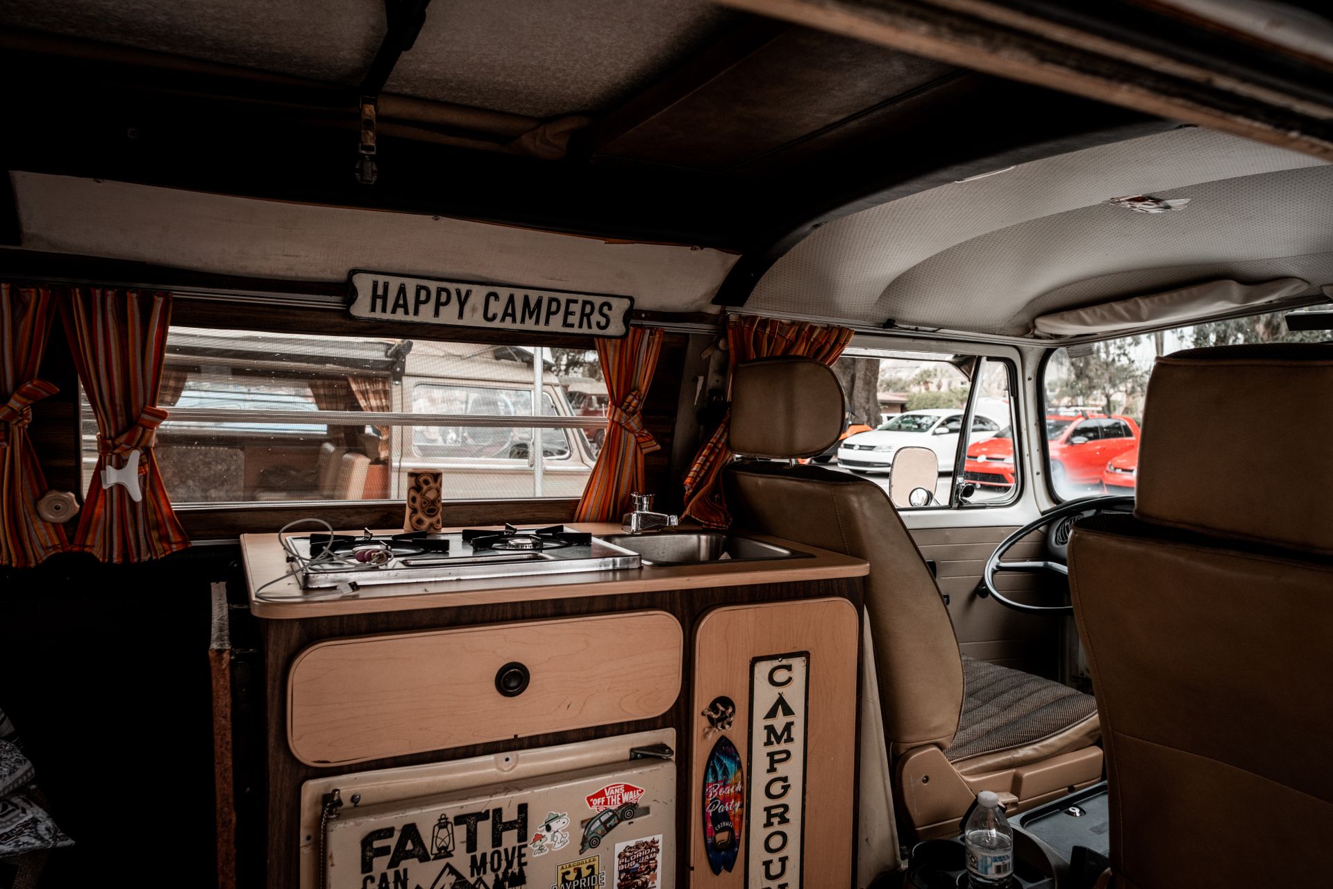 Cuisine bois et évier dans un van aménagé